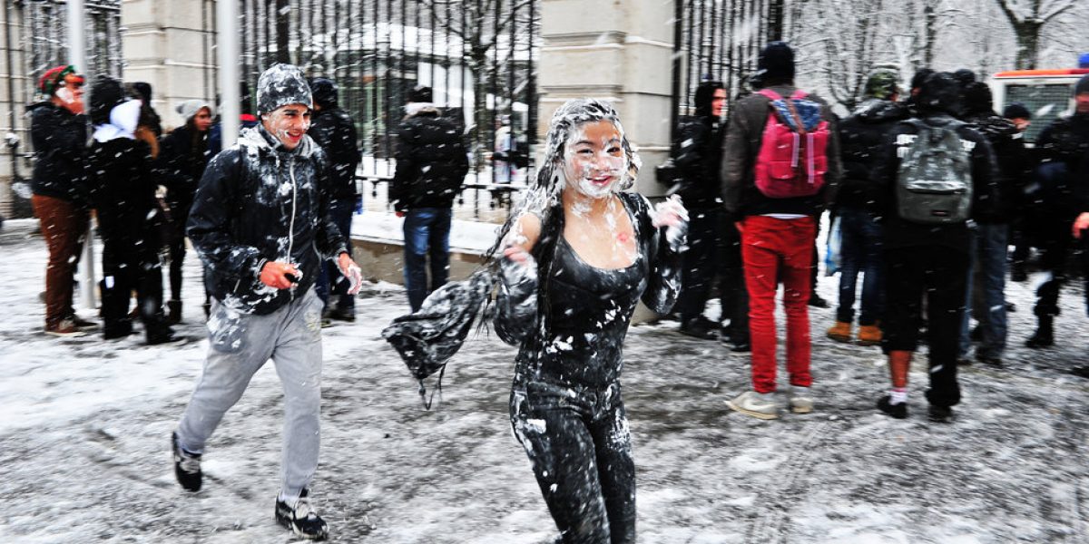 1387276631-1077322-pic-970×641 07/12/2012. Genève. Fête de l'Escalade, cortège des collégiens sur fond de neige. Pierre Abensur/Tamedia